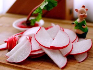 酸甜萝卜花（王氏私房菜）,用刀切成薄片