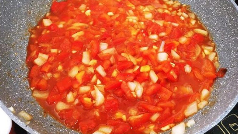 普罗旺斯烩菜～《Ratatouille》蔬菜杂烩,加入西红柿和番茄酱，用胡椒粉、糖、盐调味。
