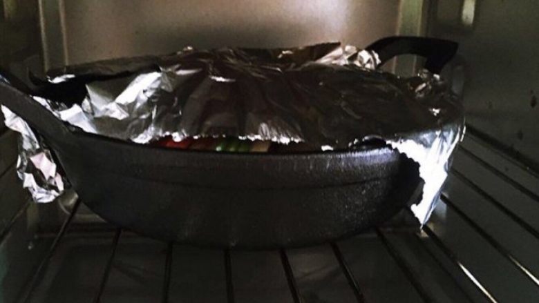 普罗旺斯烩菜～《Ratatouille》蔬菜杂烩,表面覆盖锡纸，送入预热烤箱200度烤40分钟。