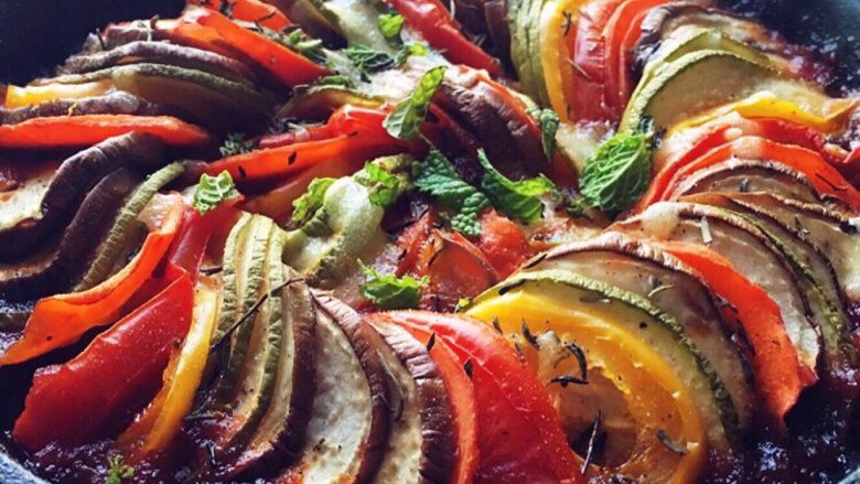 普罗旺斯烩菜～《Ratatouille》蔬菜杂烩,烤好后再放点欧芹装饰。