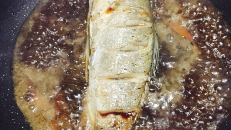 红烧鲈鱼,加小半碗的开水煮五分钟熟透即可
