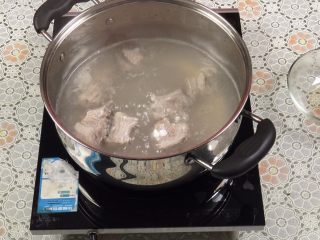 胡萝卜玉米排骨汤,锅里加入适量清水，放入洗干净的排骨焯水，将血水煮出来，大火烧开1分钟后关火。