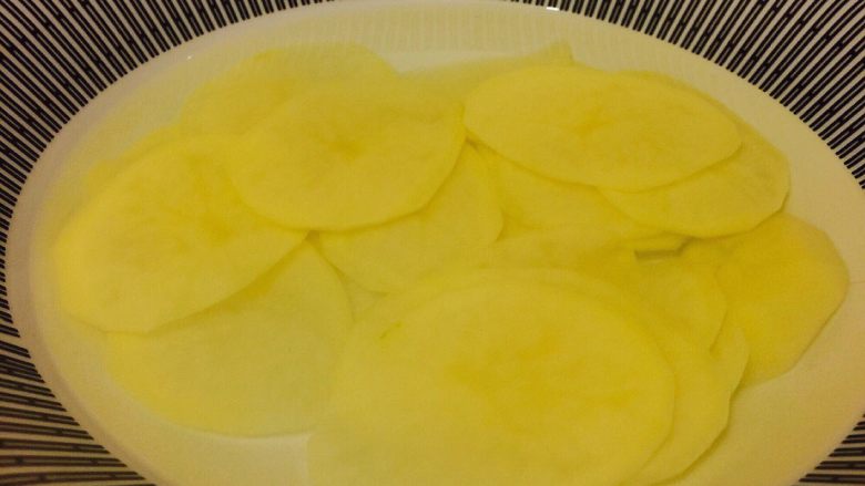 家庭健康薯片,土豆尽量切薄，泡入清水中。换两三次水