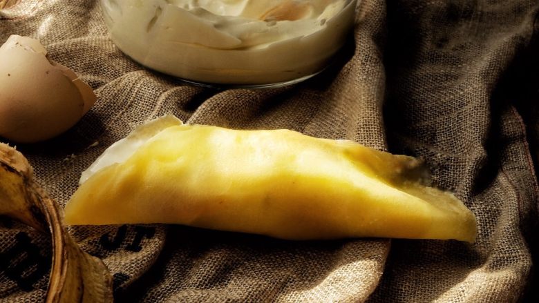 详细讲解 港式甜品—香蕉班戟,将饼皮上下对折
