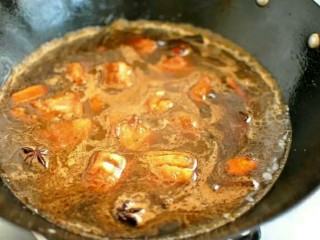 排骨闷饭,加入酱油和老抽继续翻炒让排骨上色，加水没过排骨，再调入料酒和盐调味。