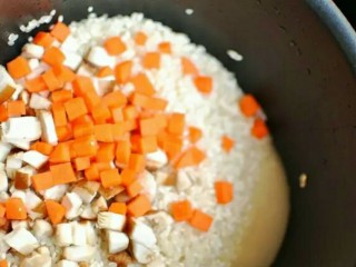 排骨闷饭,东北大米和圆糯米放在一起淘洗干净后，放入香菇丁儿和胡萝卜丁儿。