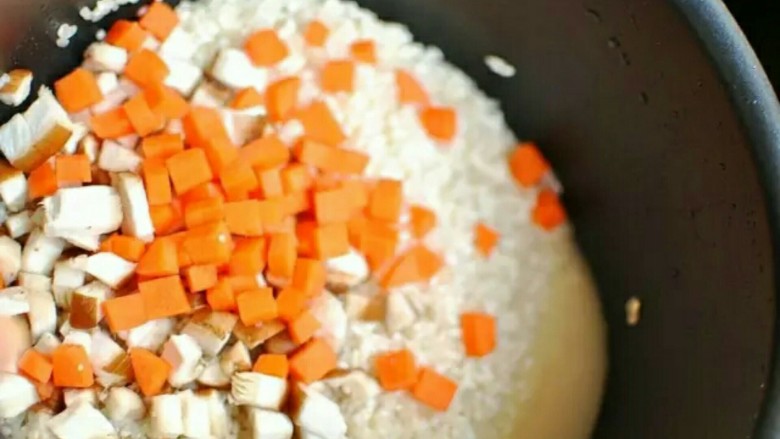 排骨闷饭,东北大米和圆糯米放在一起淘洗干净后，放入香菇丁儿和胡萝卜丁儿。