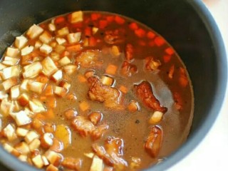 排骨闷饭,再把锅中的排骨连同汤汁一起倒入电饭煲里，用标准煮饭模式煮好后再焖十分钟。