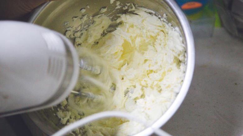 五行缺吃之重乳酪蛋糕,打到完全融合，打到十分顺滑，这个过程中会有奶油奶酪飞溅到打蛋盆上