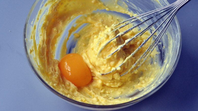 迷你轻乳酪蛋糕, 边加蛋黄边搅拌，直到加完所有蛋黄，每一次都用打蛋器贴合碗壁。