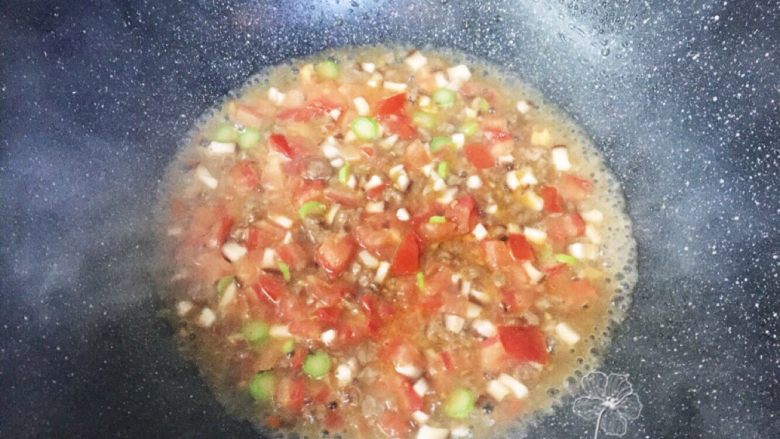 宝宝创意餐--番茄豆腐牛肉饭,加入两倍菜分量的水煮开，中火煮至芦笋变软。