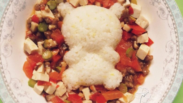 宝宝创意餐--番茄豆腐牛肉饭,周围浇上菜菜。
