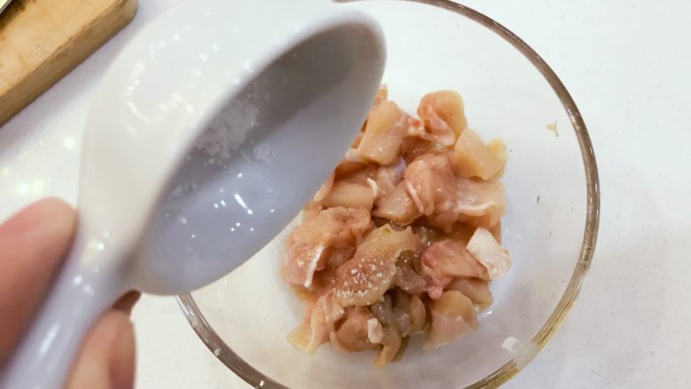 宝宝辅食：宝宝版健康鸡米花-24M+ ,在切好的鸡肉中加入一点点盐，用手抓几下，然后放在一边腌制10分钟左右。