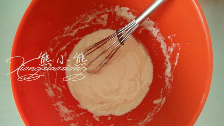 虎皮蛋糕卷--其实很简单,9.用蛋抽按压轻拌几下，直到看不到干面粉就行。