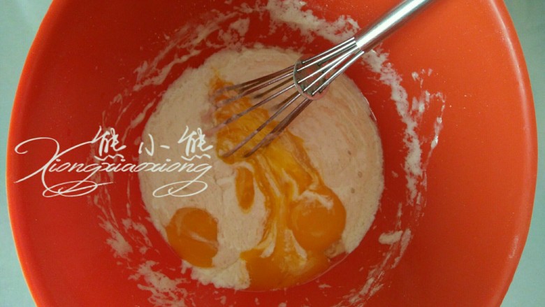 虎皮蛋糕卷--其实很简单,10.分次加入蛋黄，用蛋抽以左右和按压的方法搅拌均匀。