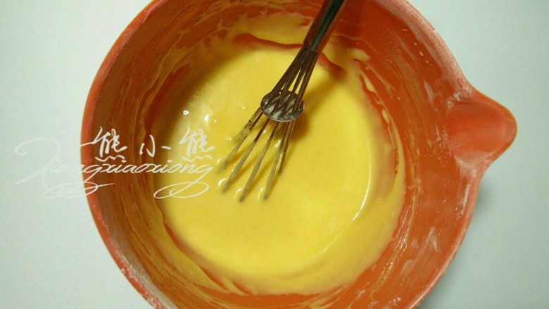 虎皮蛋糕卷--其实很简单,11.搅拌好的蛋黄糊呈浓稠细腻的状态。