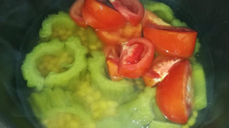 减脂素食 | 怕苦也爱喝的番茄苦瓜黄豆汤,高压锅压制时间结束并放完气后开锅盖，加入番茄，继续煮5分钟。（有的高压锅开盖后是无法开火，那就要换汤锅继续煮了）