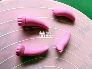 翻糖布偶熊--翻糖蛋糕装饰,用塑型刀切出指缝印，再捏出四肢的型状
