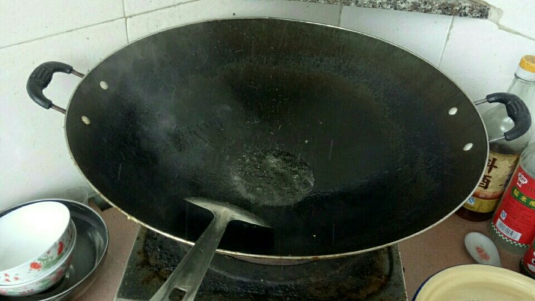 排骨玉米汤,锅里放适量油