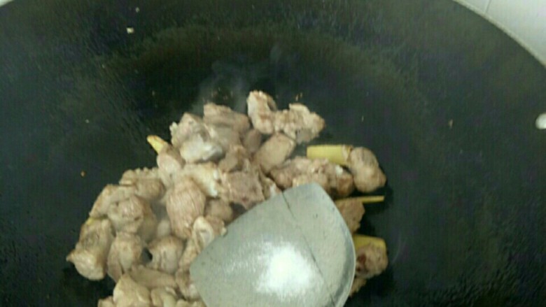 排骨玉米汤,放入排骨，炒到熟，加入适量的盐，翻炒排骨入味