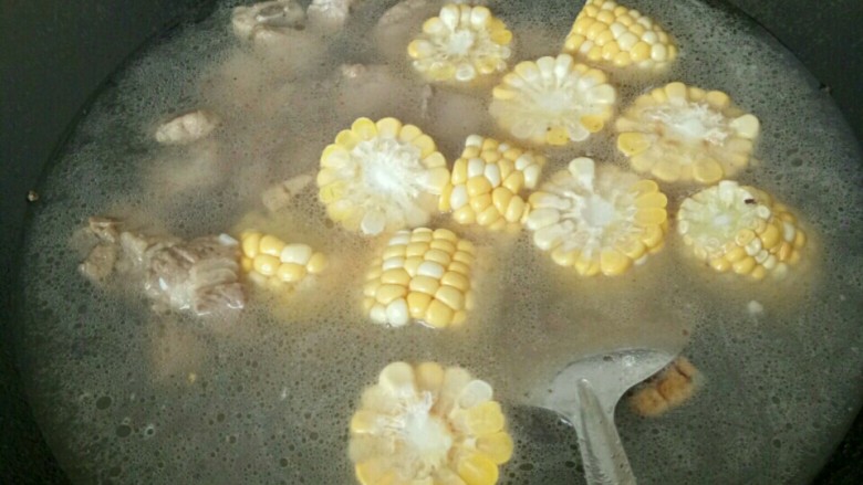 排骨玉米汤,放入凉水、玉米煮，煮半个小时