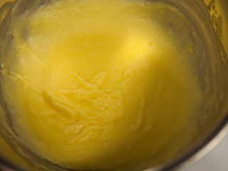 愚人节鸡腿蛋糕,先来做杯子蛋糕。软化后的黄油加入糖打发3-5分钟左右至蓬松，然后加入鸡蛋和香草精打至均匀。