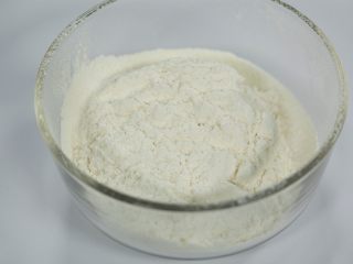 愚人节鸡腿蛋糕,在另一个碗中过筛混合面粉、泡打粉和盐。