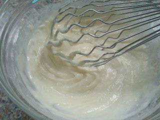 香芒果酱蛋糕卷,筛入低筋面粉混合均匀