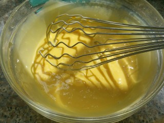 香芒果酱蛋糕卷,加入蛋黄混合均匀