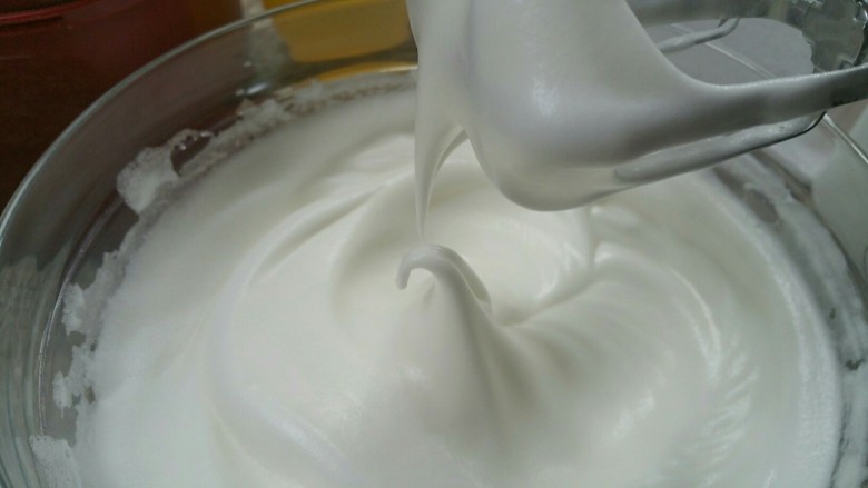 香芒果酱蛋糕卷,糖分三次加入蛋白中打发至提起打蛋头蛋白呈大弯钩