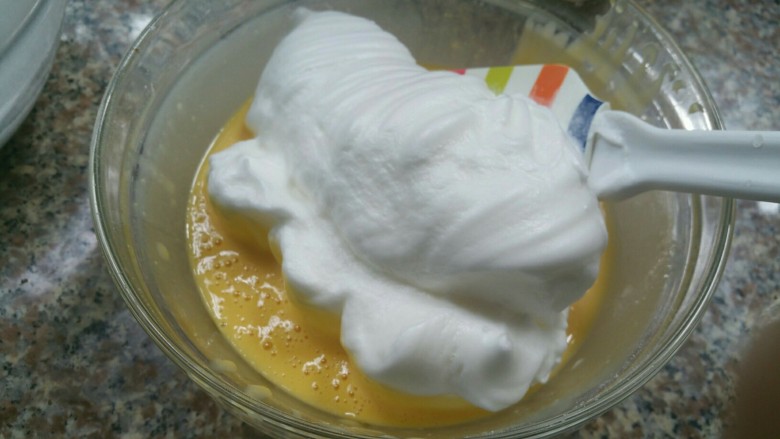 香芒果酱蛋糕卷,取1/3蛋白与蛋黄面糊混合均匀