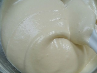 香芒果酱蛋糕卷,用翻拌和切拌手法混合均匀