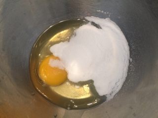 红丝绒玛德琳蛋糕,将鸡蛋打入干净的盆内，加入细砂糖拌匀