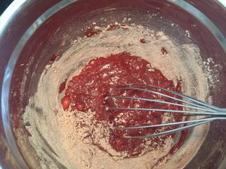 红丝绒玛德琳蛋糕,所有粉类混合均匀，筛入蛋液内