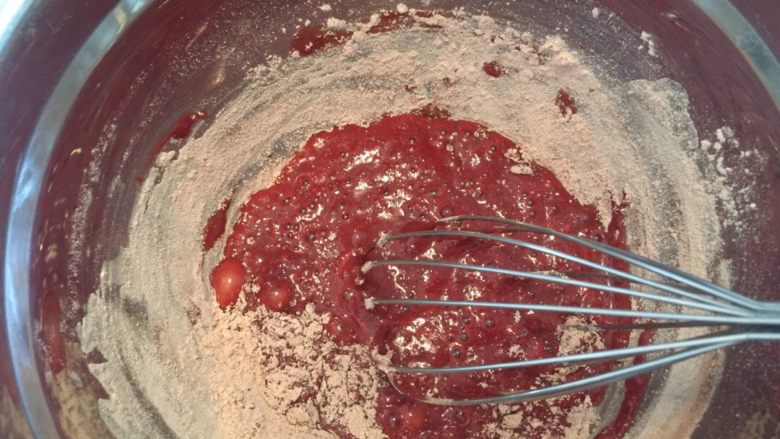 红丝绒玛德琳蛋糕,所有粉类混合均匀，筛入蛋液内