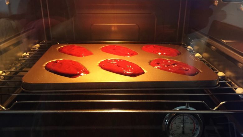 红丝绒玛德琳蛋糕,烤箱预热190度上下火中层12－15分钟