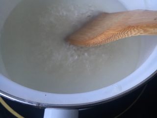 紫薯银耳核桃粥,大米先加水煮开