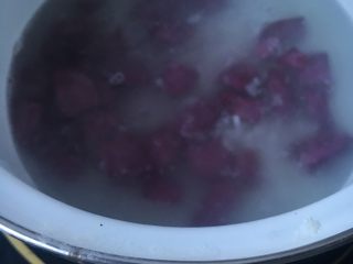紫薯银耳核桃粥,兜底搅拌，以防粘锅