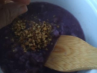 紫薯银耳核桃粥,再放入已经熬煮好的粥里，搅匀即可