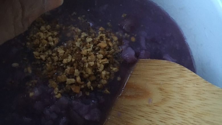 紫薯银耳核桃粥,再放入已经熬煮好的粥里，搅匀即可