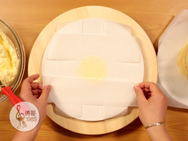 基础滴落蛋糕，可以做出无限种高大上的造型,2、平面圆盘放置在一个蛋糕转盘上，方便后续的操作，为了避免在抹面的时候奶油霜弄脏圆盘很难擦干净，可以先在圆盘上铺4条烘焙纸
