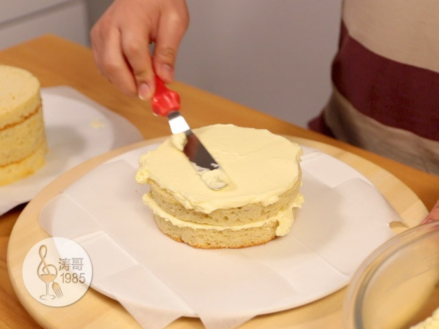 基础滴落蛋糕，可以做出无限种高大上的造型,7、重复上面的步骤抹奶油霜