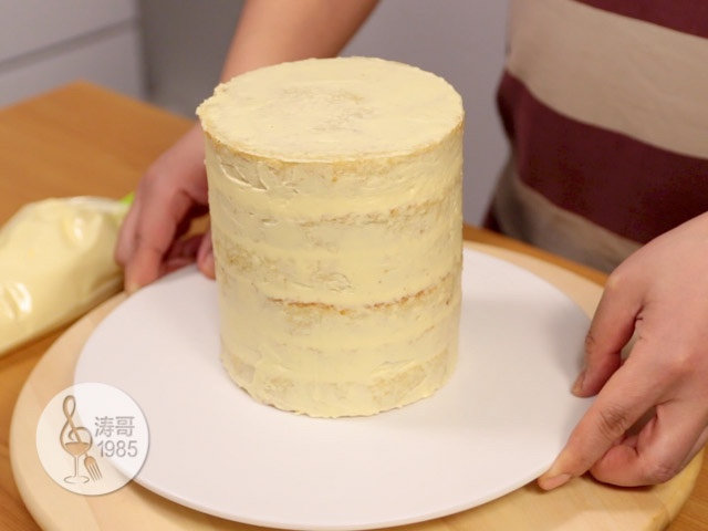 基础滴落蛋糕，可以做出无限种高大上的造型,15、20分钟过后把蛋糕从冰箱里取出开始进行真正的抹面环节