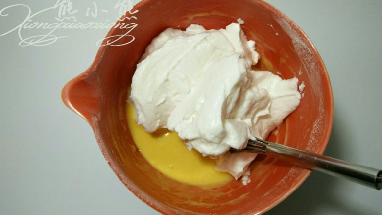虎皮蛋糕卷--其实很简单,16.开始混合蛋黄糊和蛋白霜。将1/3的蛋白霜加入到蛋黄糊中。