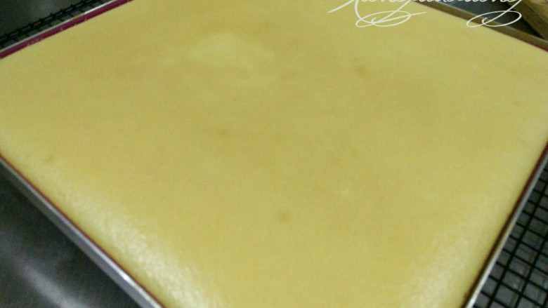 虎皮蛋糕卷--其实很简单,21.烤箱预热165℃，烤20分钟左右。