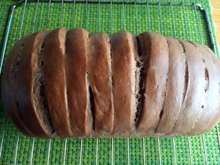波兰种可可麻薯辣松面包,出炉后立即脱模冷却，有余温时密封保存