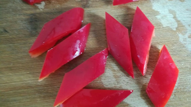 莴笋炒腊肉,红彩椒也切菱形片。