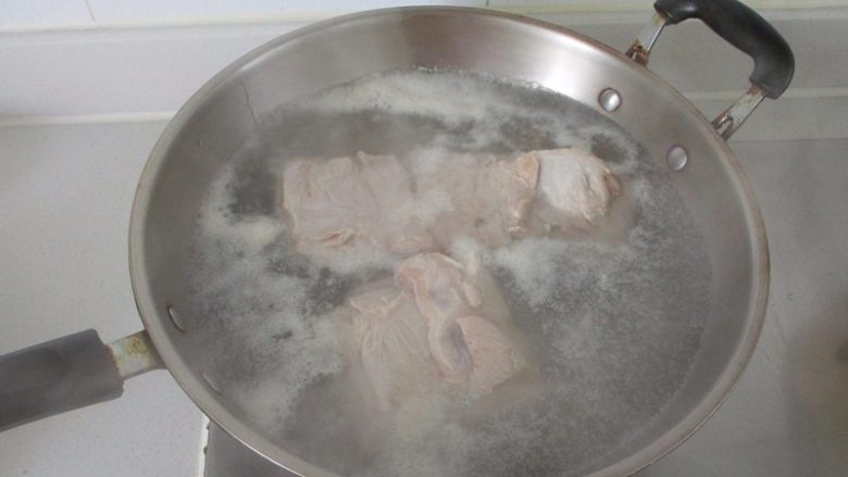 百叶结红烧肉,先把五花肉冷水下锅焯水后捞起洗净
