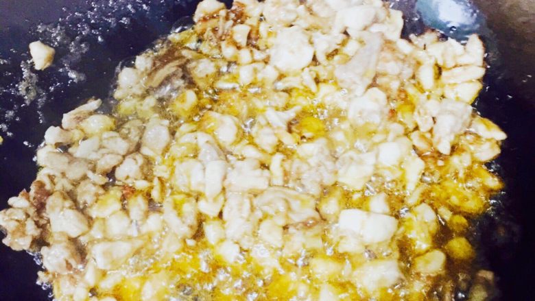辣子兔丁,🐝第五步：油烧至七成熟，倒入兔丁炸至金黄色捞出备用。