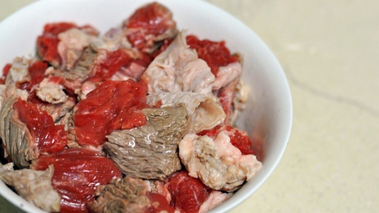 咖喱牛肉饭,<a style='color:red;display:inline-block;' href='/shicai/ 218'>牛腩</a>切块焯水备用